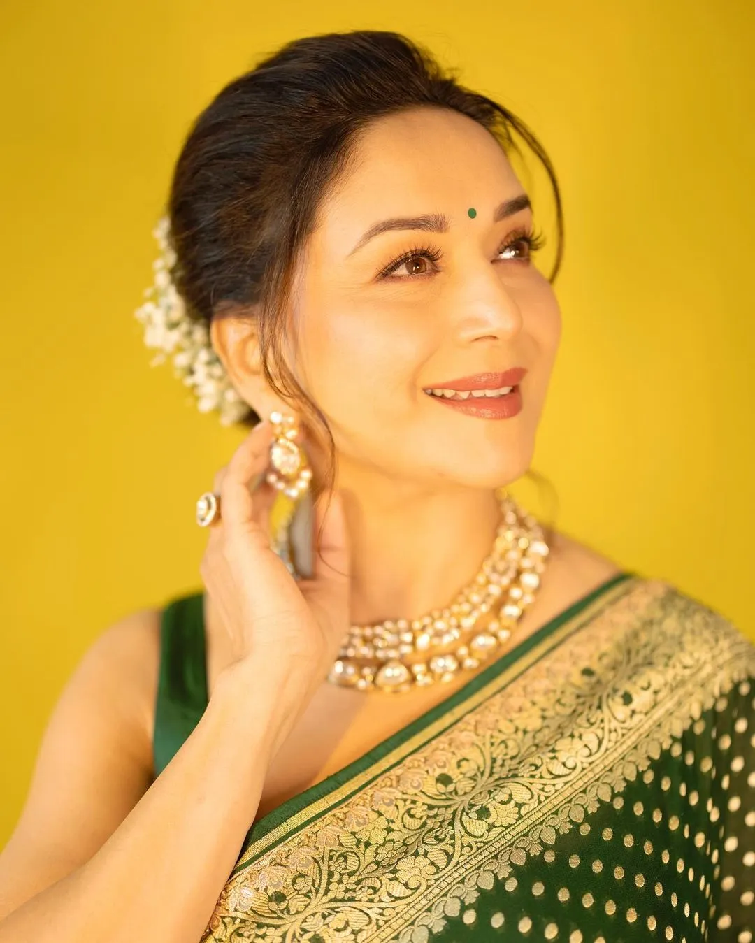 Flaunt Dark Green Soft Silk Saree With Amiable Blouse Piece