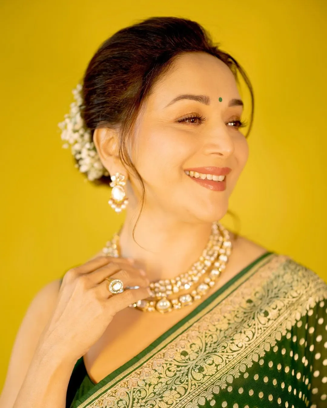 Flaunt Dark Green Soft Silk Saree With Amiable Blouse Piece