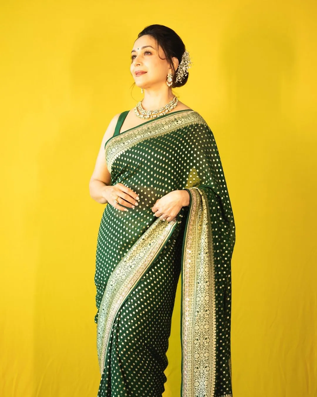 Flaunt Dark Green Soft Silk Saree With Amiable Blouse Piece