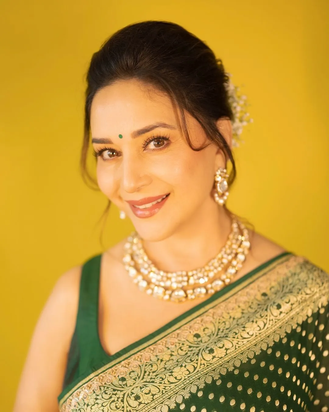 Flaunt Dark Green Soft Silk Saree With Amiable Blouse Piece
