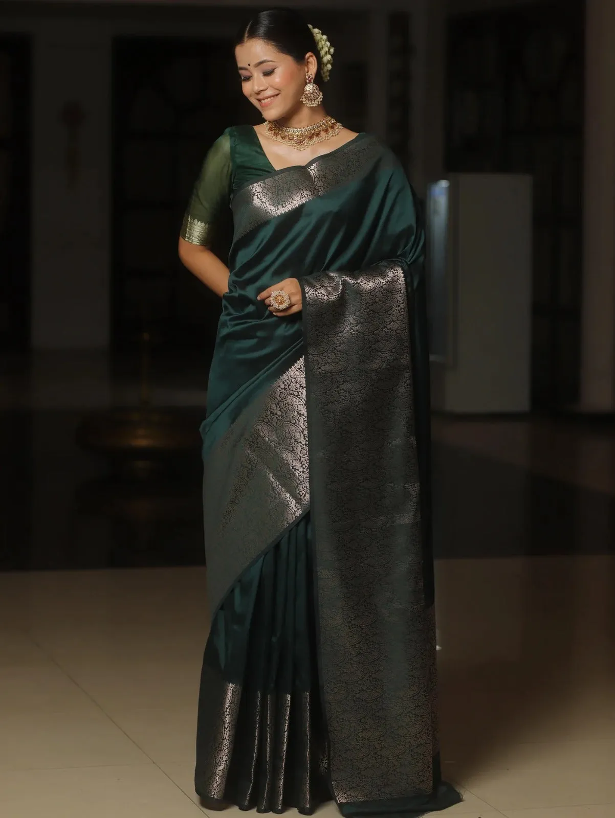 Gratifying Dark Green Soft Silk Saree With Attractive Blouse Piece