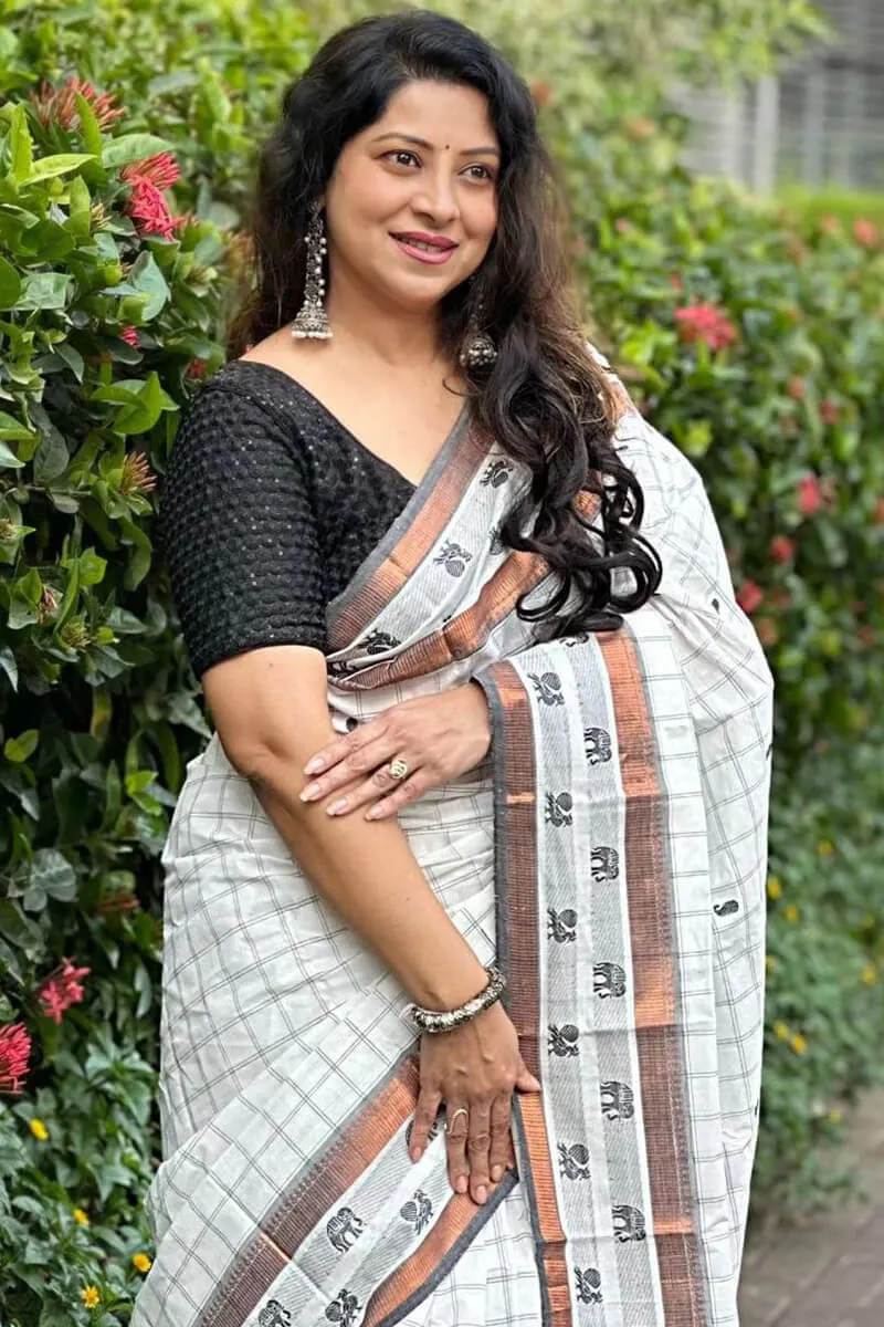 Magnetic Off White Soft Silk Saree With Quintessential Blouse Piece