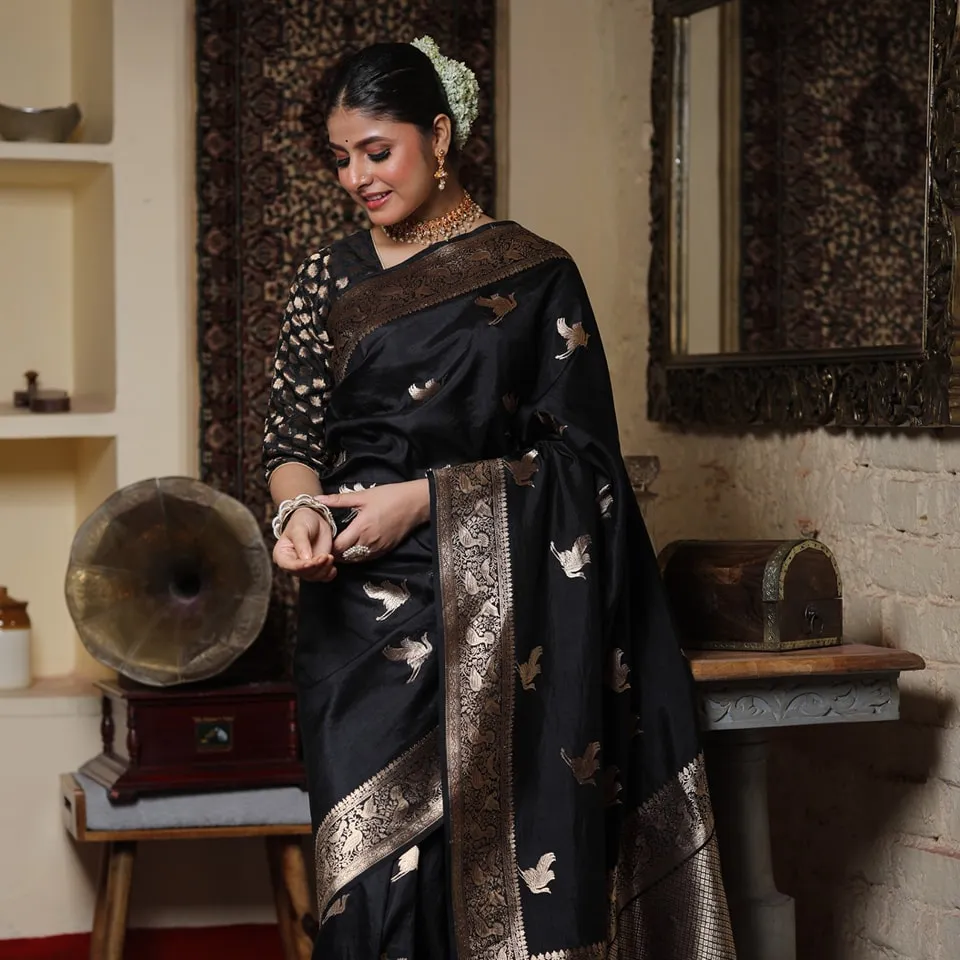 Mesmeric Black Soft Silk Saree With Inspiring Blouse Piece