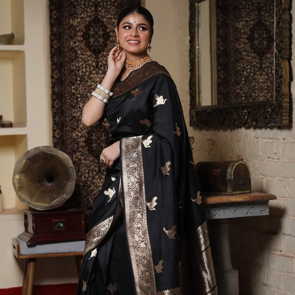 Mesmeric Black Soft Silk Saree With Inspiring Blouse Piece