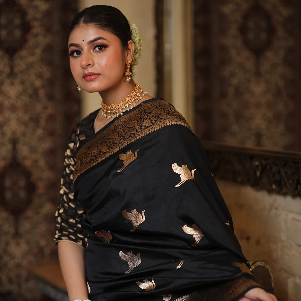 Mesmeric Black Soft Silk Saree With Inspiring Blouse Piece