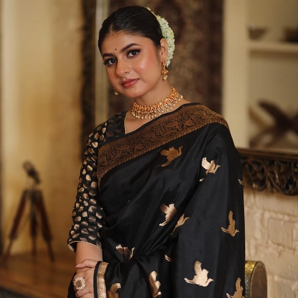 Mesmeric Black Soft Silk Saree With Inspiring Blouse Piece